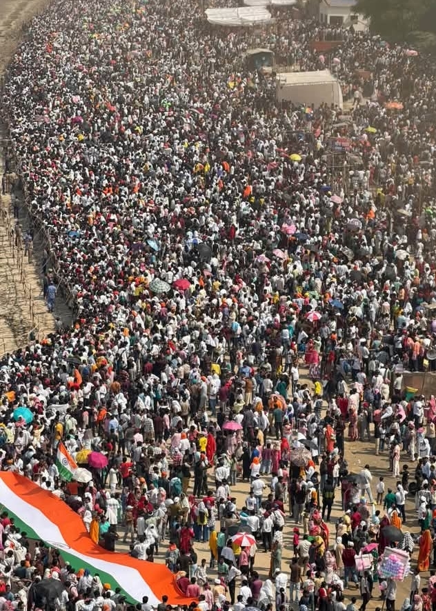 up-huge-crowds-turn-mega-air-show