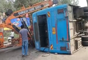 uncontrolled-bus-hits-divider-