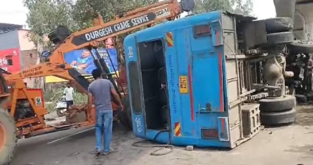 uncontrolled-bus-hits-divider-