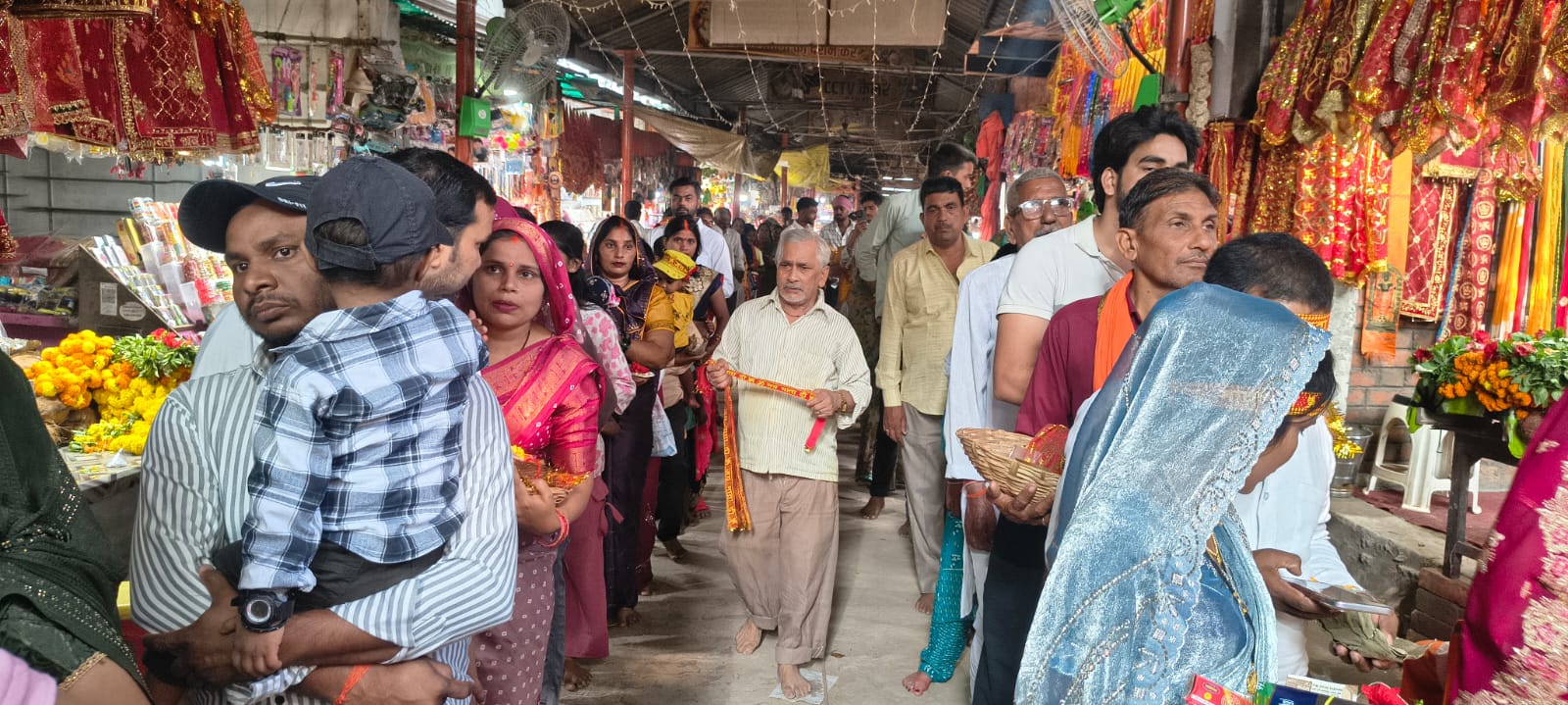 devotees-flock-sheetla-chaukiy