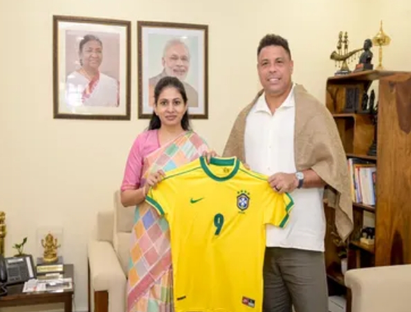 sports-football-khadse-meets-ronaldo-nazario